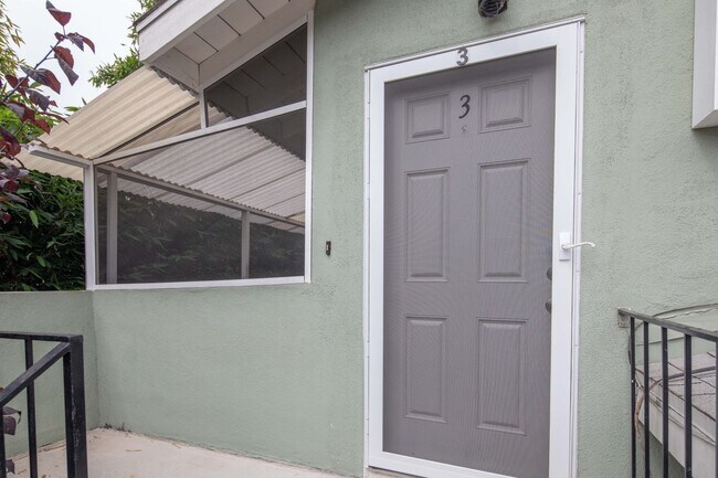 Building Photo - 329 Orizaba Ave