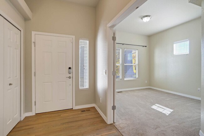 Building Photo - Main Level Living in Pine Creek...Views ar...