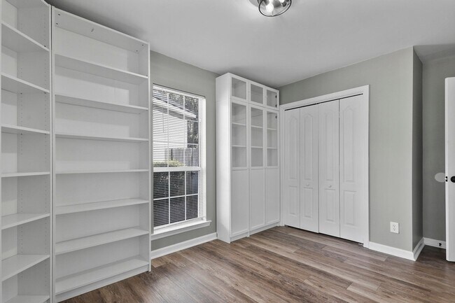 Building Photo - 110 St Ives Way