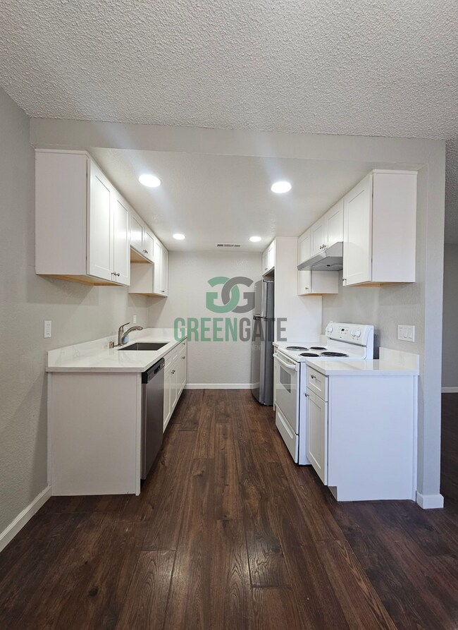 Building Photo - 495 Cherry Ln