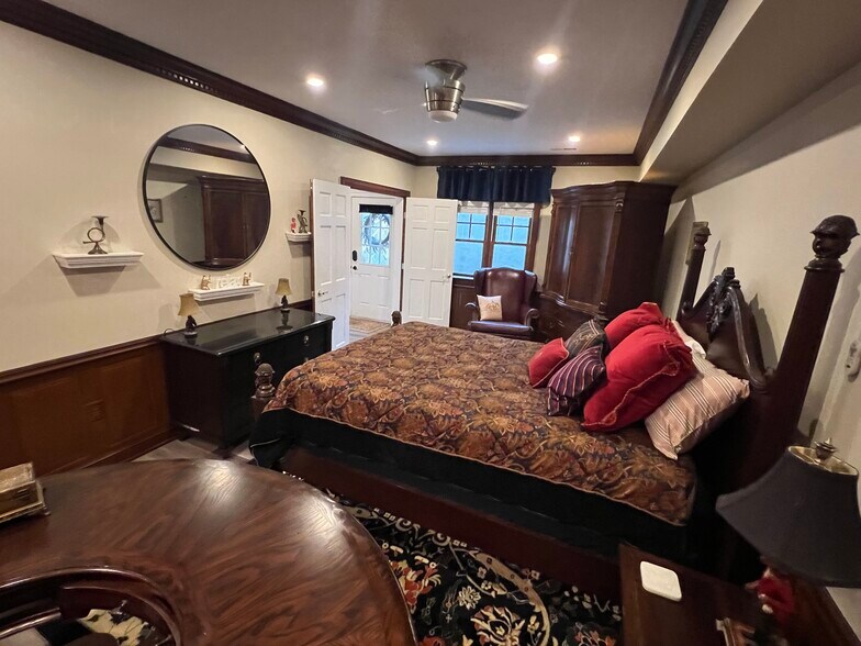 Spacious bedroom - 19810 Silcott Springs Rd