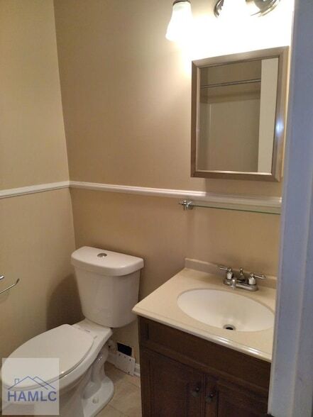 Building Photo - 905 King Air Ct