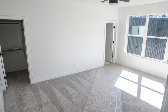 Building Photo - 1041 S Hollywood Ave