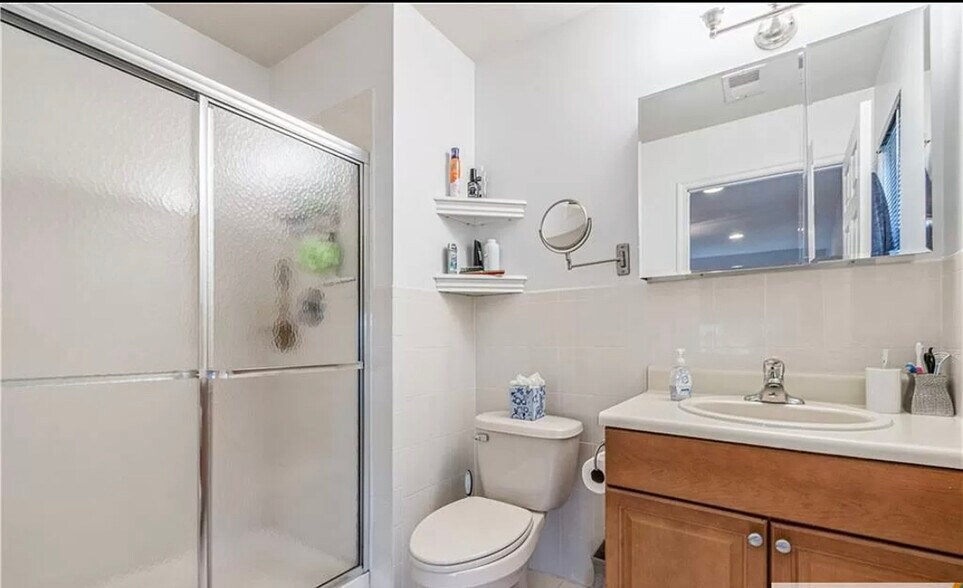 Building Photo - 115 Chariot Ct