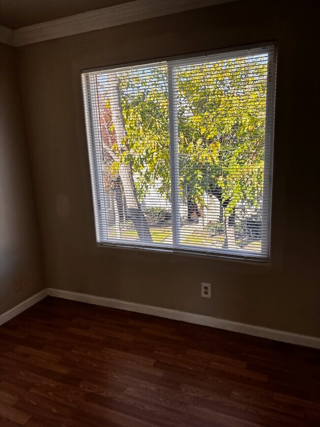 Building Photo - 1395 McQuesten Dr