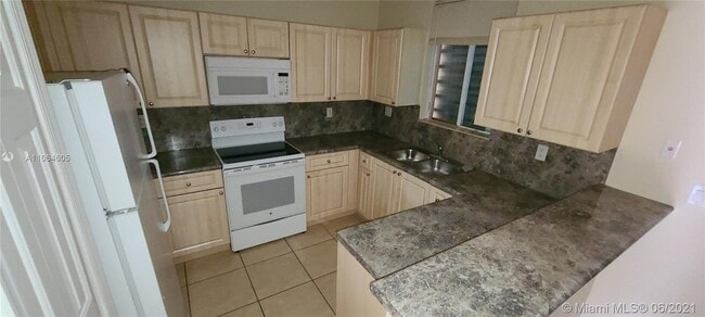 Building Photo - 1475 SE 24th Ct