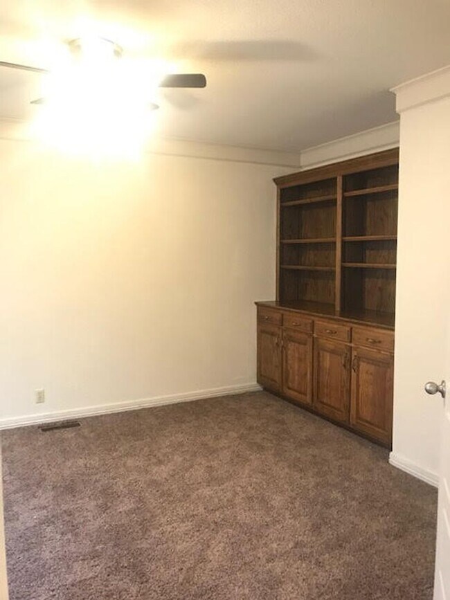 Building Photo - 2 Masters - Lawn Care Provided  - 3 bds/3 baths