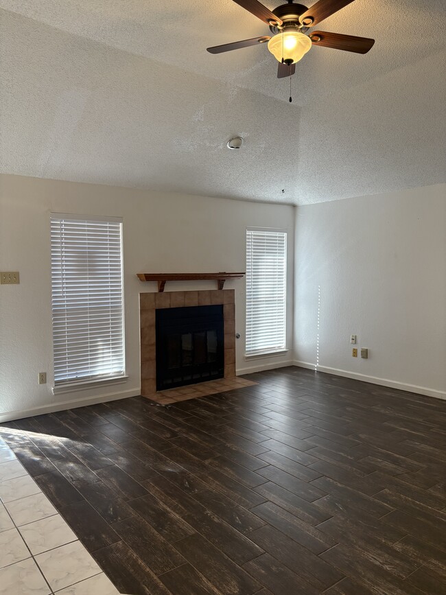 Building Photo - 106 Hollywood Dr