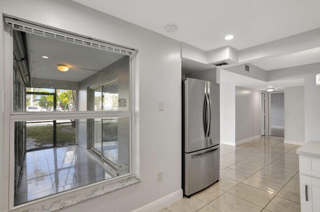 Building Photo - 4156 Inverrary Dr