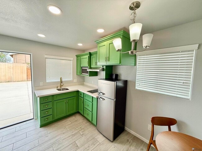 Building Photo - 640 S 1st Ave