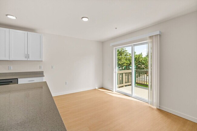 Building Photo - 2901 SE Salem Ave