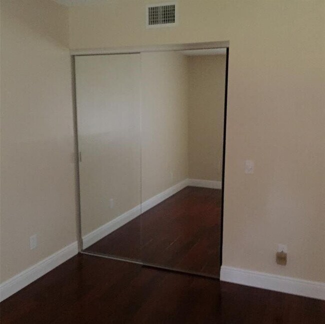 Building Photo - 10740 S Golfview Dr