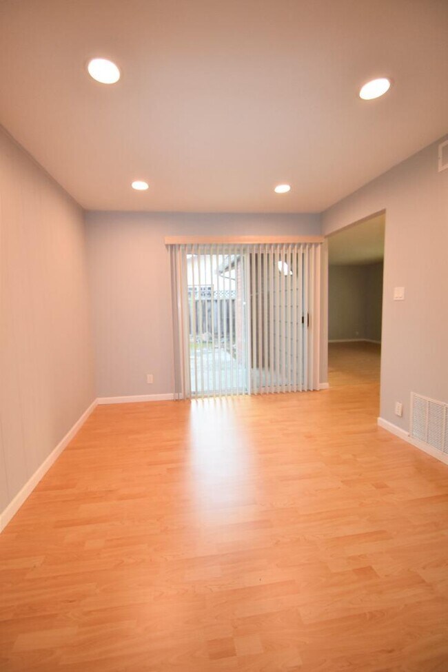 Building Photo - 2070 Sierra Wood Dr