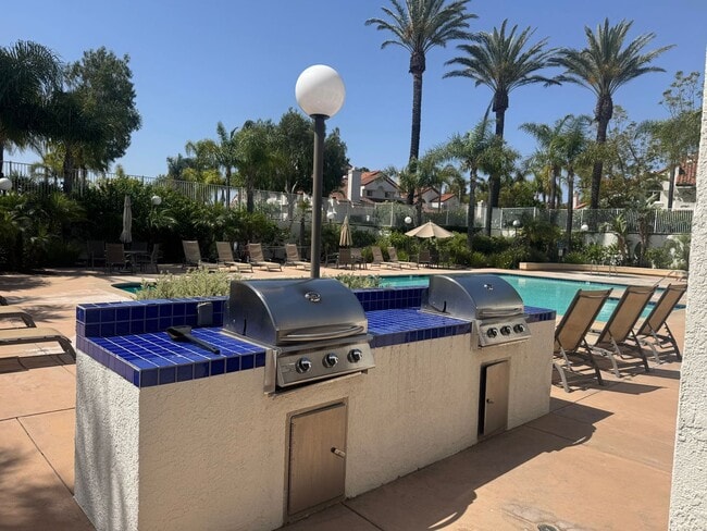 Building Photo - Palm Colony End Unit | Resort Living Included!