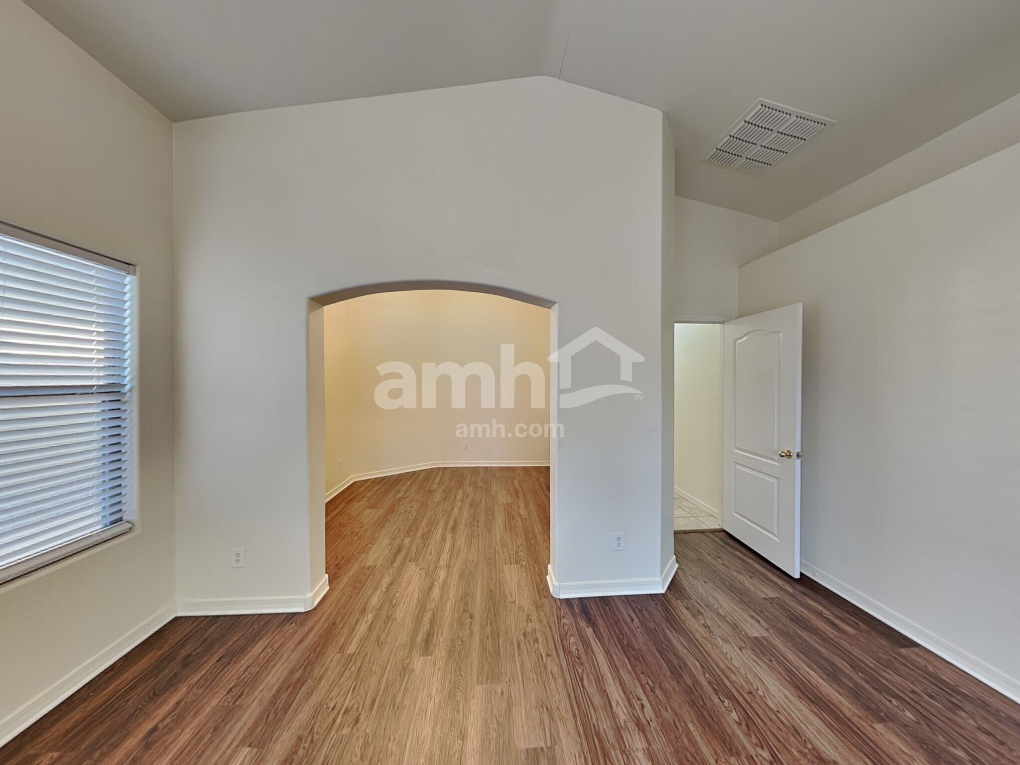 Building Photo - 2033 W Vineyard Plains Dr