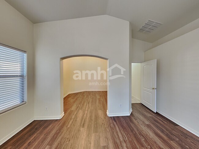 Building Photo - 2033 W Vineyard Plains Dr