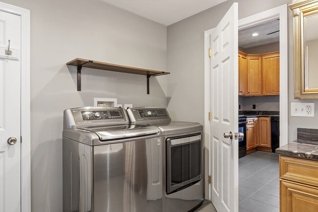 Building Photo - 17 Parker St