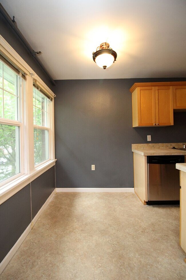 Building Photo - Upper Level Chasselton 1 Bedroom Condo in ...