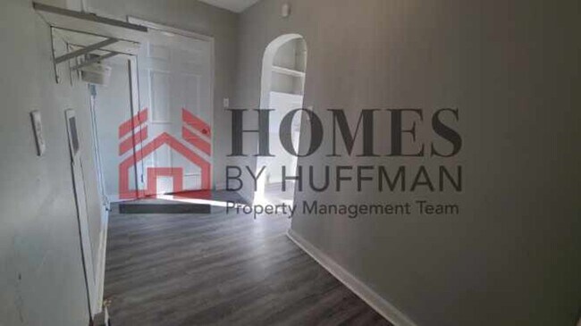 Building Photo - Two Bedroom House - Garage - Move In Ready