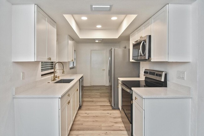 Building Photo - 1202 E 7th St