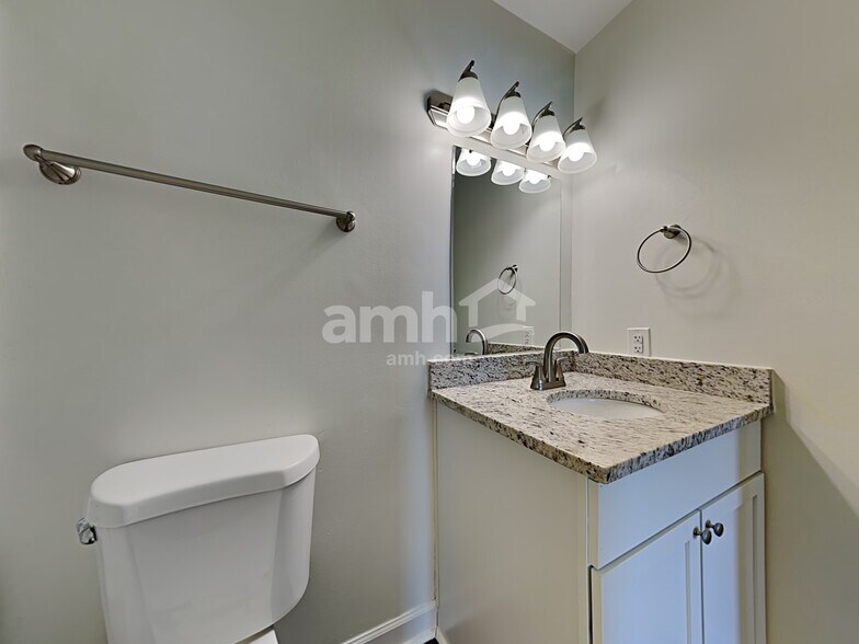 Building Photo - 15015 Silver Thorne Way