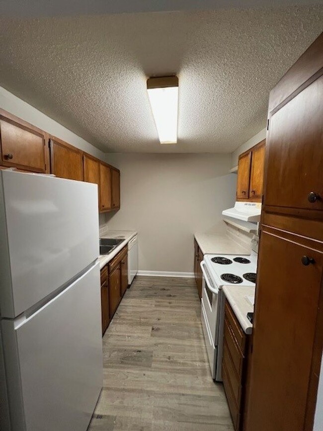 Building Photo - Newly Renovated 3B/1B Apartment Available ...