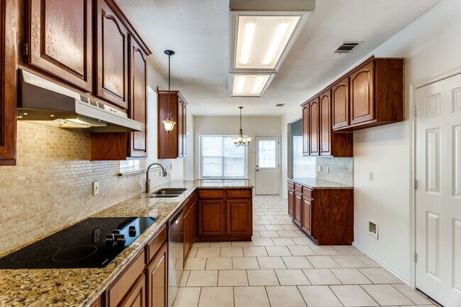 Building Photo - 8434 Golf Club Cir