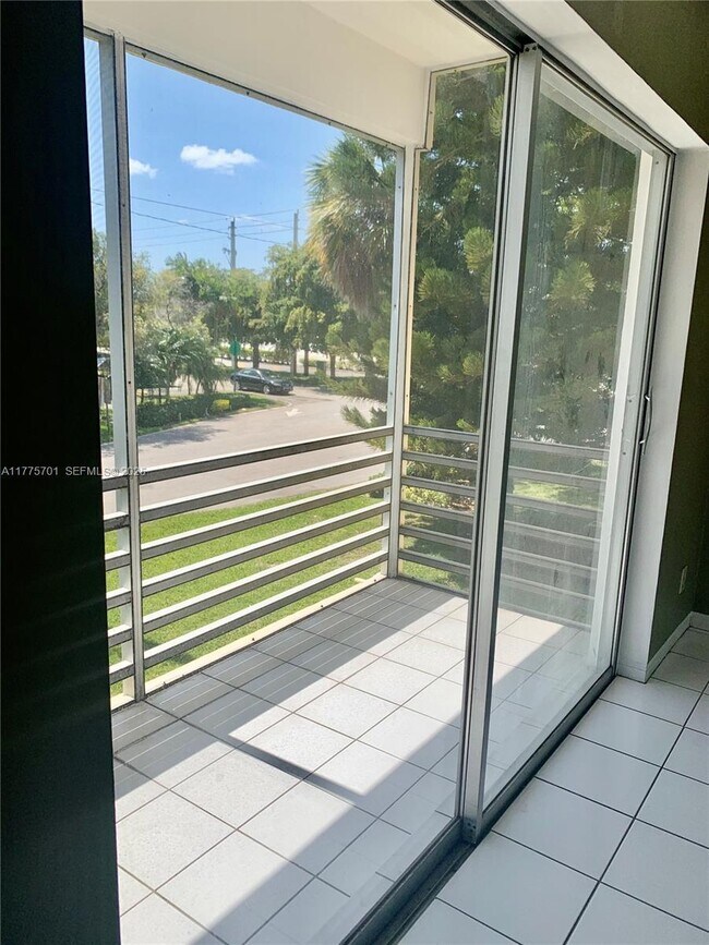 Building Photo - 20201 NE 29th Ct