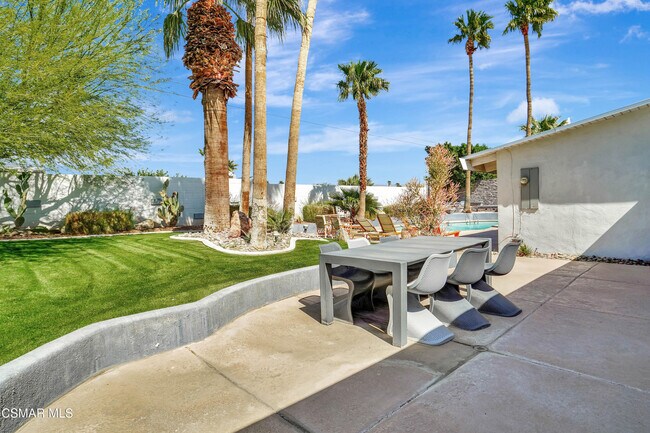 Building Photo - 1102 E Adobe Way