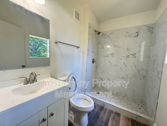 Building Photo - 2309 Willard St