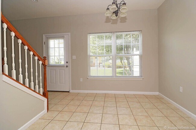 Building Photo - Larkspur Ct 2804/2806