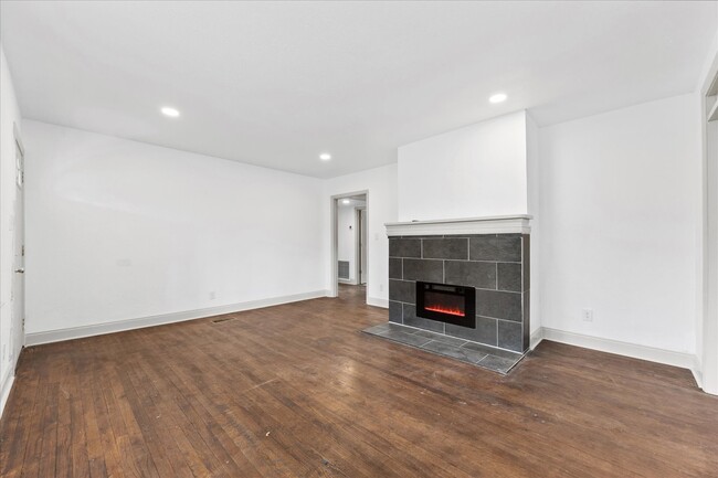 Building Photo - Newly Remodeled Beauty waiting for its fir...