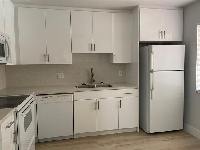 Building Photo - 235 Lakeview Dr