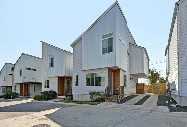 Building Photo - 801 N Bluff Dr