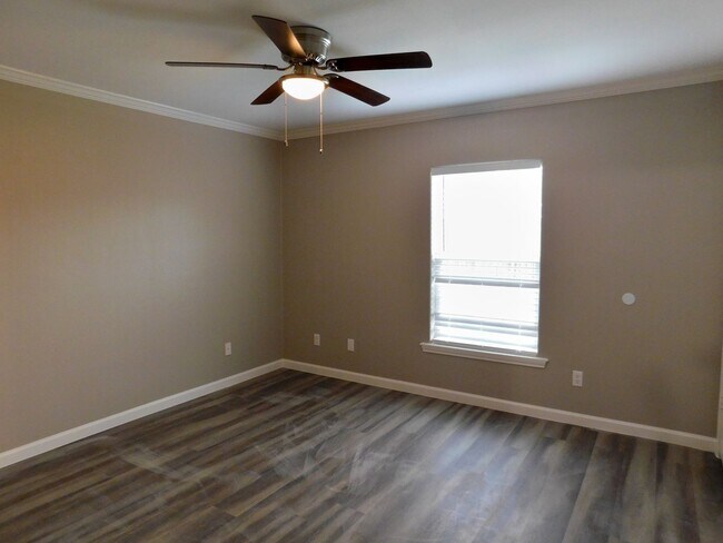 Building Photo - 155 Varsity Dr