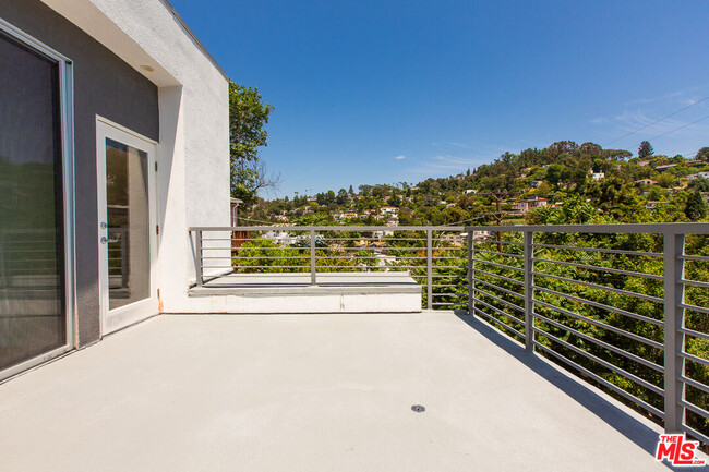 Building Photo - 3907 De Longpre Ave