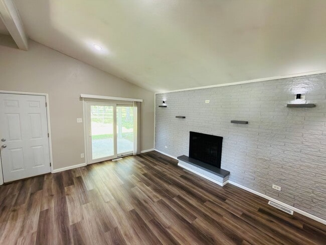 Building Photo - Move-In Ready 3BR/2BA Home with 2-Car Garage in St. Charles