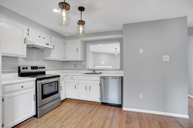 Building Photo - Charming End Of Group Townhome for Rent