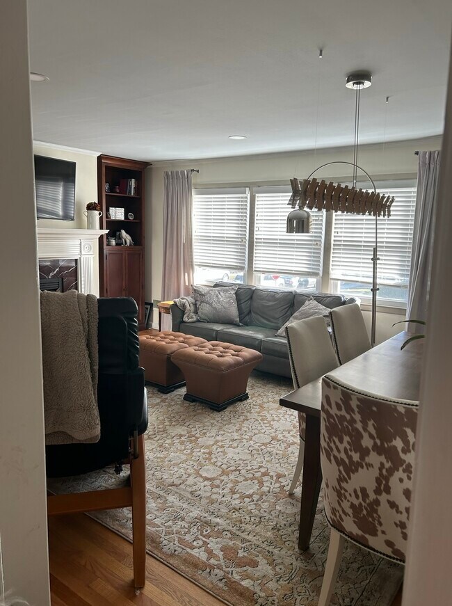 Living room / dining room - 122 Sterling Ave