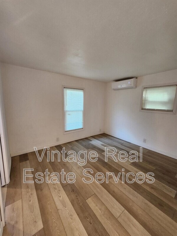 Building Photo - 114 Hillside Dr