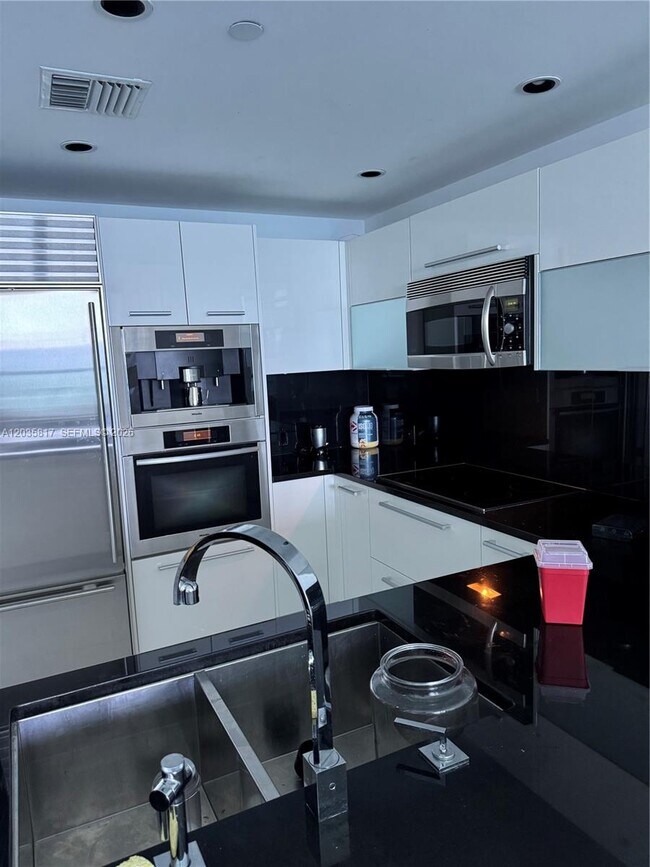 Building Photo - 17121 Collins Ave