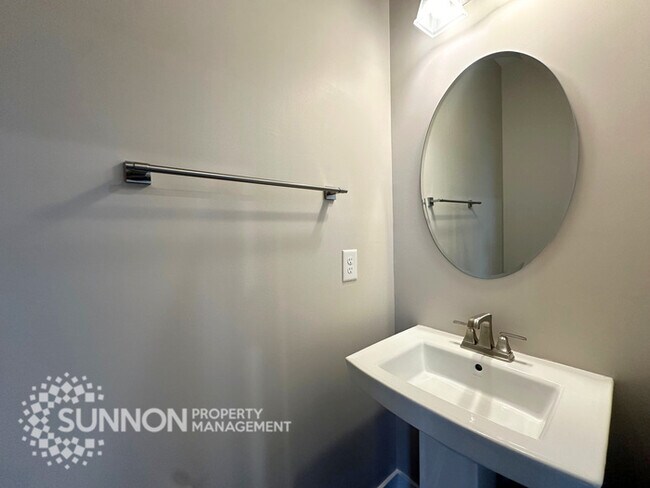 Building Photo - 3BR Townhome with Rooftop Deck in LoSo