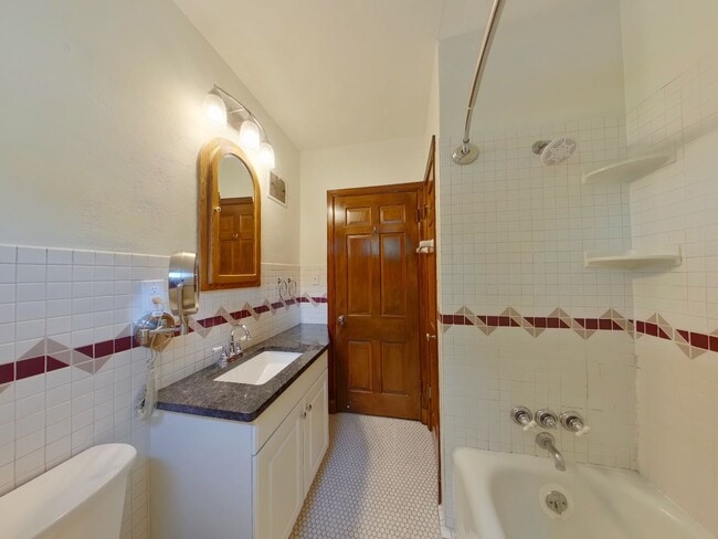 Building Photo - COLLEGE HILL RENTAL-122 South Glendale