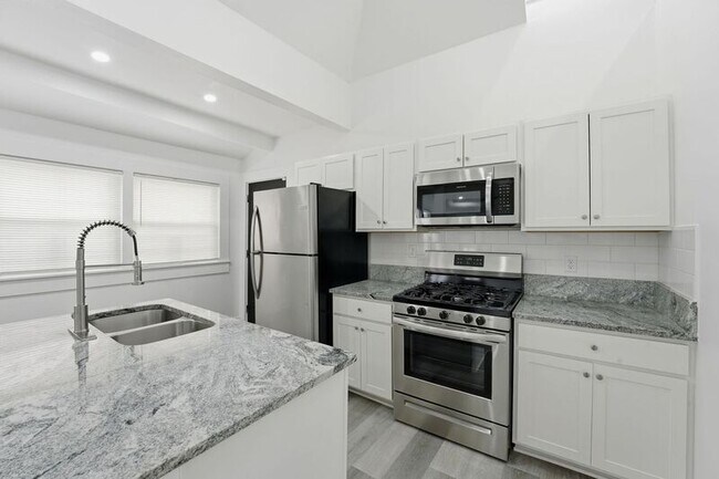 Building Photo - 522 Kelton Ave