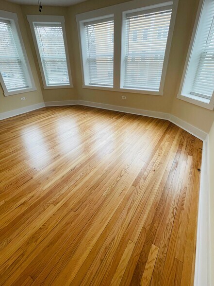 Living Room - 7408 N Hoyne Ave