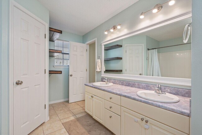 Building Photo - 2702 Beacon Ct