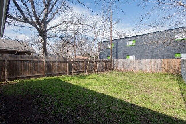 Building Photo - 6000 Tracy Lynn Ln
