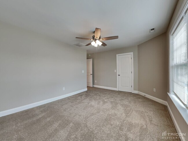 Building Photo - 653 Lakemont Dr