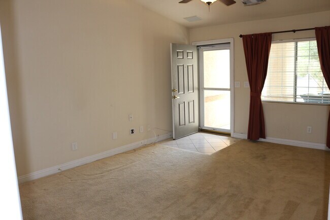 Building Photo - SHOWINGS AVAILABLE NOW