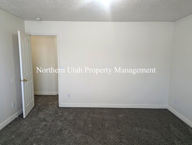 Building Photo - 3 Bed 2.5 Bath HVAC